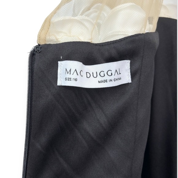 Mac Duggal NEW Black‎ & White Stretch Crepe Mermaid Gown With 3D Flowers Size 16 - Picture 11 of 12